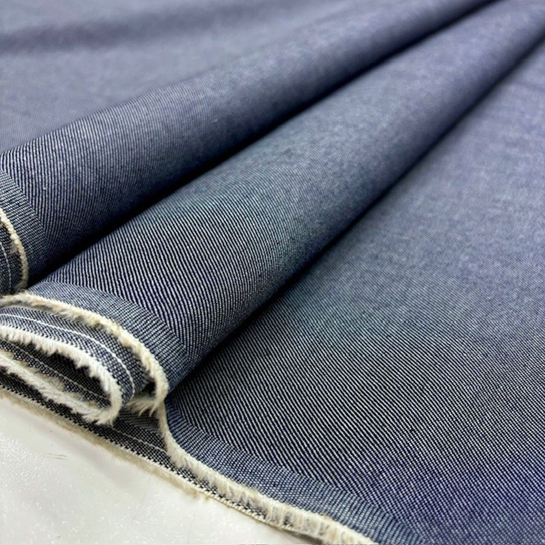 Denim kumaş yüzeyinin yakın plan fotoğrafı